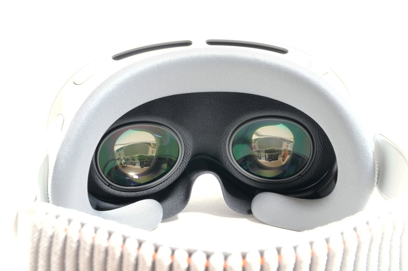 レンズ部は凹型。視力に合わせて「ZEISS Optical Inserts」を装着できる