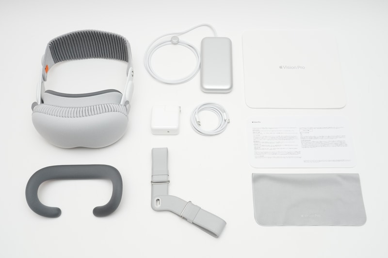 パッケージには本体、カバー(本体に装着)、ライトシーリングクッション、バッテリ、30W USB-C電源アダプタ、USB-C充電ケーブル(1.5m)、説明書類、ポリッシングクロスが同梱