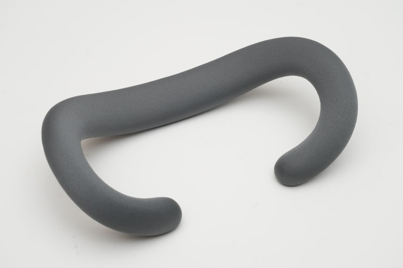 ライトシーリングクッションはライトシーリングにマグネットで固定可能。取り外して手軽にクリーニングできる