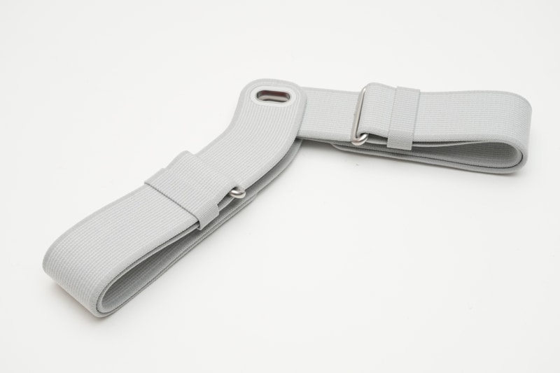 頭の上とうしろのストラップで優しく頭にフィットするデュアルループバンド