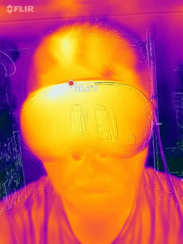 ベンチマーク実行中の前面の最大温度は実測38.2℃、上面の最大温度は実測40.2℃(室温27.2℃で測定)