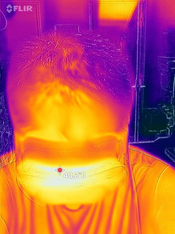 ベンチマーク実行中の前面の最大温度は実測38.2℃、上面の最大温度は実測40.2℃(室温27.2℃で測定)