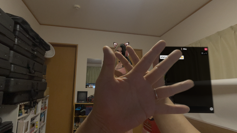 両手が重なっていても、奥の指もほぼ正確に切り抜かれ、その背後のCGキャラクターが表示されている。形状と距離が正確に認識されているわけだ