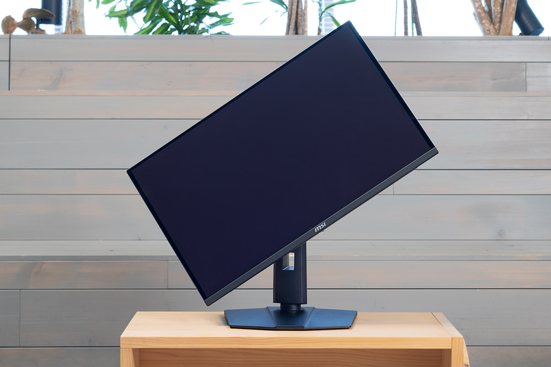 ピボットに対応しているので縦置きも可能だ