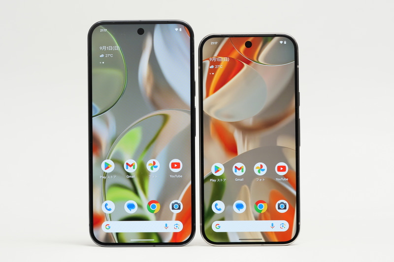 Pixel 9 Pro XL(左)と比べると、Pixel 9 Pro(右)はひとまわりコンパクト