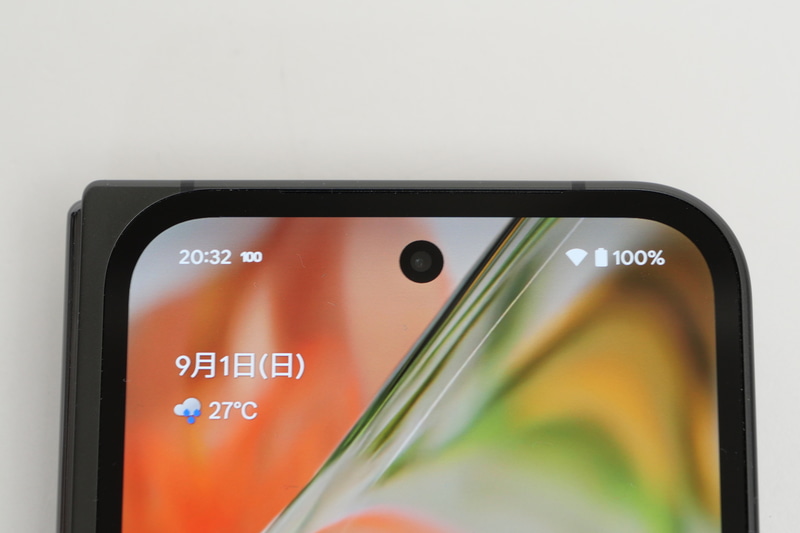 カバーディスプレイの上部中央に前面カメラをパンチホールで搭載。アプリログインや決済認証などにも利用できる顔認証機能にも対応
