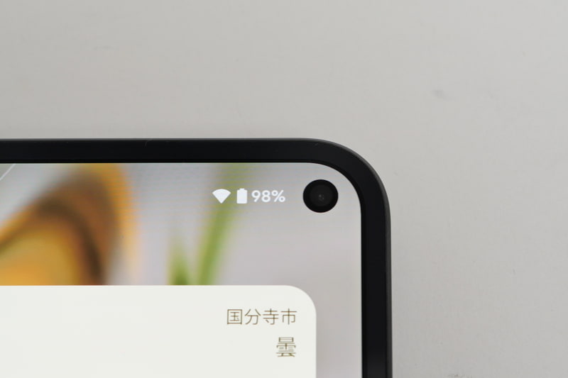 内部ディスプレイの前面カメラは、ベゼル幅が狭くなったことで、ディスプレイ右上にパンチホールで搭載。こちらの前面カメラでも顔認証が利用できるようになったのは便利