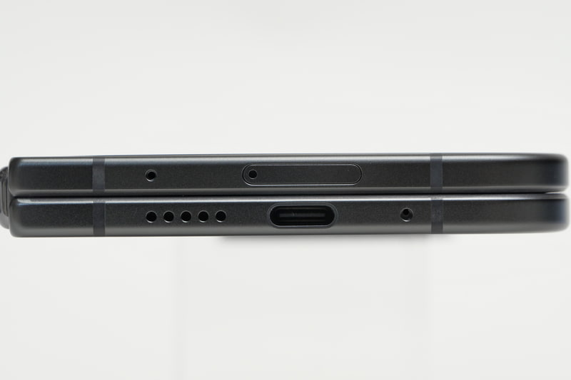 ポートは下部側面にUSB 3.1準拠USB Type-Cのみを用意