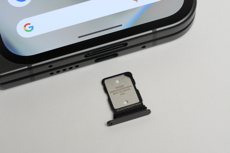 nanoSIMを1枚装着可能な物理SIMカード用トレイは下部側面に配置