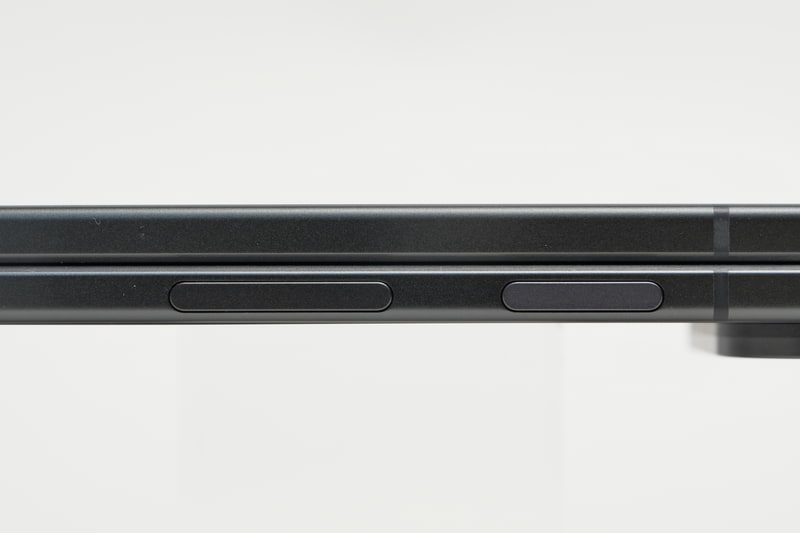 物理ボタンは右側面に上(写真では右)から指紋センサー一体型電源ボタンとボリュームボタンを配置