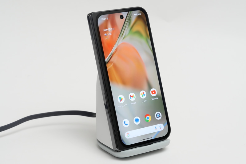 Qi準拠のワイヤレス充電に対応するが、他のPixelから充電コイルの搭載位置がずれており、Pixel StandやPixel Stand(第2世代)での充電には非対応