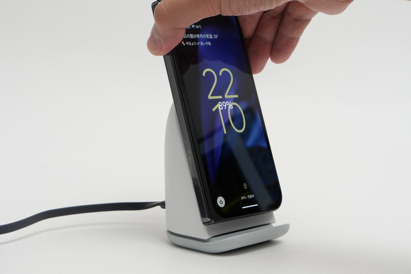 本体を10mmほど上にずらすとワイヤレス充電できることから、充電コイルは下にずれて搭載しているようだ