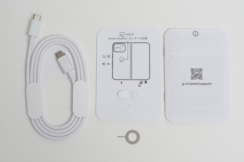 パッケージにはUSB 2.0準拠のUSB Type-Cケーブルとインストラクションカード、SIMピンが付属し、USB Type-A Type-C変換コネクタは省かれている