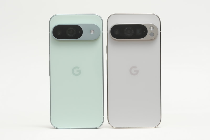 Pixel 9(左)とPixel 9 Pro(右)の背面比較。背面カメラの仕様が異なるが、Pixelカメラバーの大きさは全く同じで、見た目の印象もほぼ変わらない