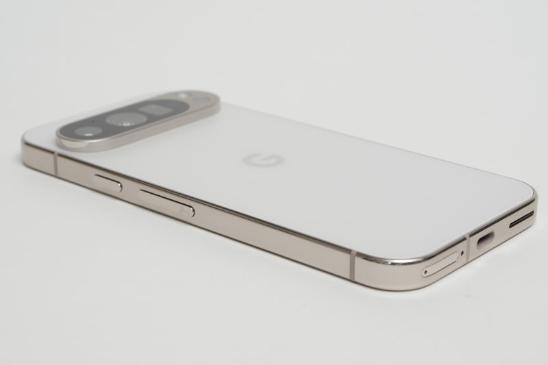 Pixel 9 Proは、側面フレームとカメラバー側面が光沢処理、背面ガラスがマット処理となっている