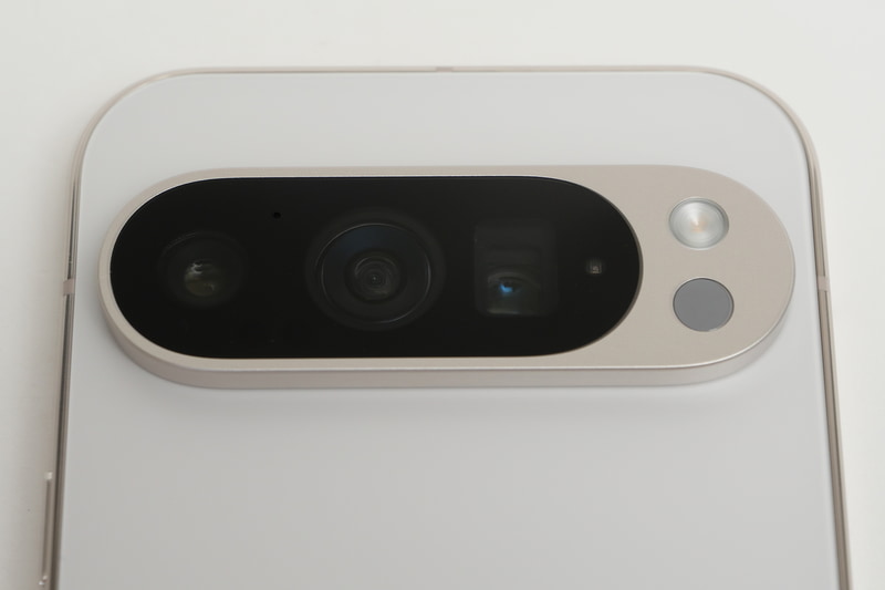 背面カメラがPixel 9 Pro XL同様の3眼仕様で、温度センサーも搭載しているため、その部分でもPixel 9と区別が付く