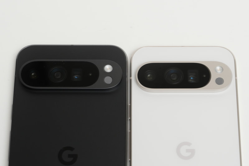Pixel 9 Pro XL(左)との背面カメラ比較。カメラの仕様は同じだが、Pixel 9 Pro(右)のカメラバーのほうが本体の横幅に合わせてやや小さい