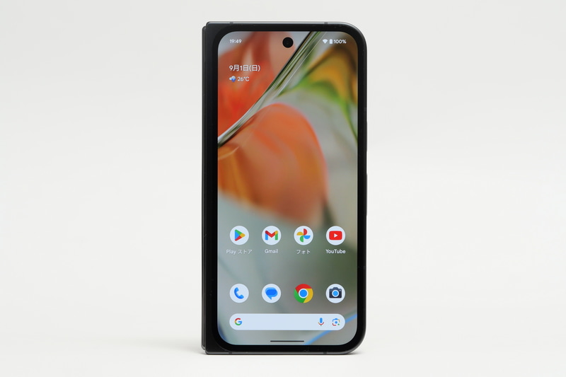 Pixel 9 Pro Foldをたたんだ状態のカバーディスプレイ側。カバーディスプレイが縦長となったことで、たたんだ状態でのフットプリントが77.1×155.2mmと縦長になった
