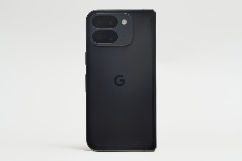 Pixel 9 Pro Foldをたたんだ状態の背面