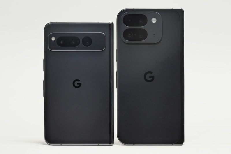 Pixel Fold(左)とのたたんだ状態での背面比較