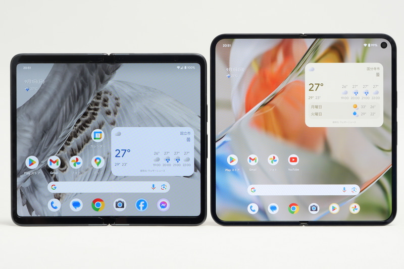 Pixel Fold(左)と内部ディスプレイを開いた状態での比較。Pixel 9 Pro Fold(右)は幅が狭く、高さがかなり増えている