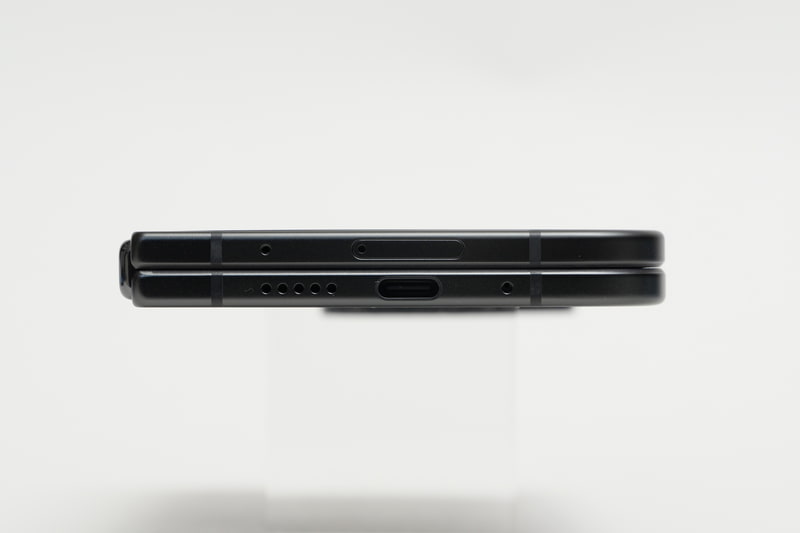 下部側面。厚さはカメラバーの突起を除いて10.5mmとかなり薄く、国内で販売されている折りたたみ式スマートフォンの中で最も薄い