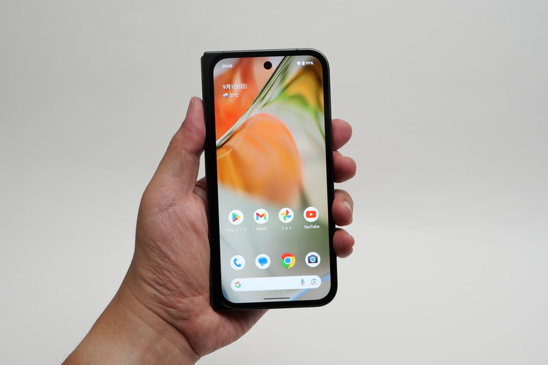 筐体素材を従来のステンレスからアルミニウムに変更することで、Pixel Foldから26gの軽量化を実現。実際に持ち比べるとPixel 9 Pro Foldの軽さをすぐ実感できる