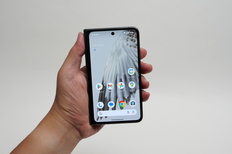 こちらはPixel Fold。重さもあるが、幅の広さや本体の厚さもあって、Pixel 9 Pro Foldに比べるとかなりかさばる印象だ