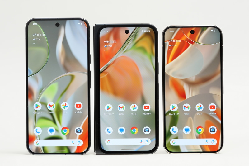 たたんだ状態のPixel 9 Pro Fold(中央)の高さは、Pixel 9 Pro XL(左)よりも低く、Pixel 9 Pro(右)よりわずかに高い。幅はPixel 9 Pro Foldが最も広い
