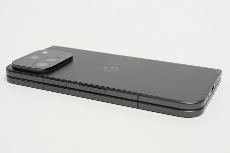 本体デザインは、側面やカメラバーが直線的に切り落とされた、Pixel 9シリーズのデザインを踏襲。側面フレーム、カメラバー側面、背面ガラスはマット処理となっている