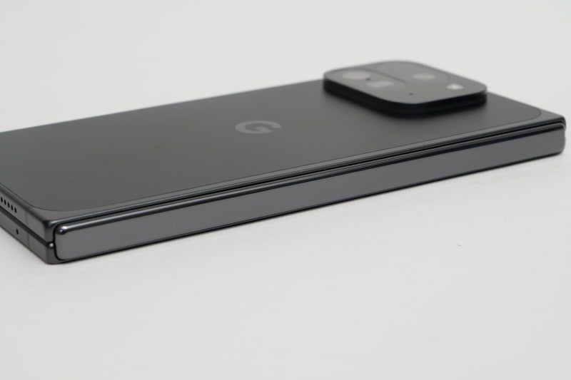 ヒンジとヒンジカバーにもアルミニウムを採用。ヒンジカバーは光沢仕上げとなっている