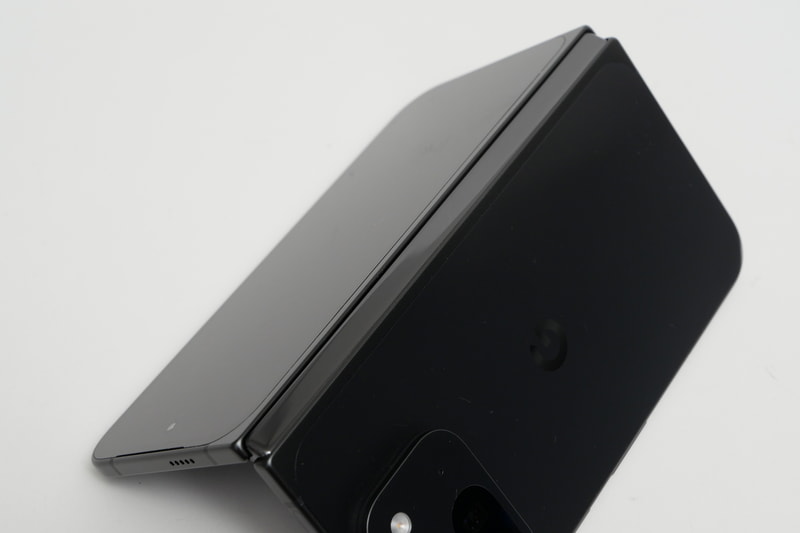 ヒンジは耐久性に優れる流体摩擦ヒンジを採用。スムーズに開閉でき、任意の角度での保持も可能だ