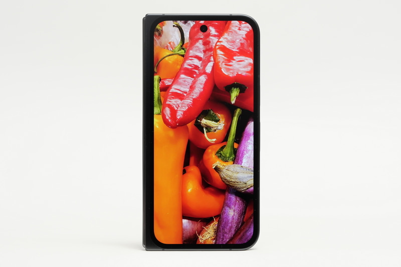 カバーディスプレイは1,080×2,424ドット表示の6.3型有機EL「Actuaディスプレイ」。仕様はPixel 9のディスプレイと全く同じ。コントラスト比が200万:1となり、よりメリハリのある映像を表示でき、60～120Hzの可変リフレッシュレート対応で消費電力も低減