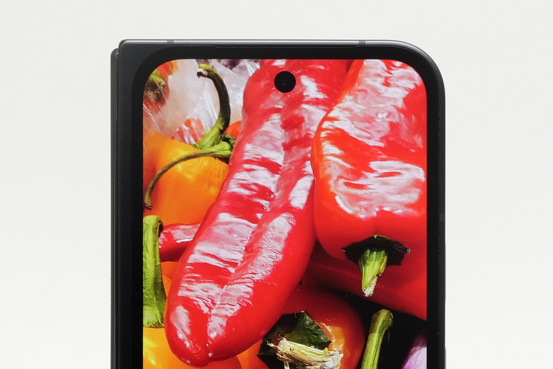 カバーディスプレイ上部中央には、前面カメラのパンチホールが開けられている