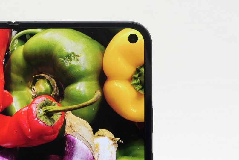 上下ベセル幅が狭められた反面、内部前面カメラがディスプレイ右上付近にパンチホールで搭載されるようになった