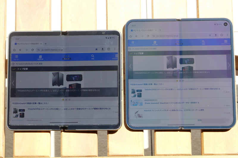 内部ディスプレイの輝度も高められており、Pixel 9 Pro Fold(右)のほうが直射日光下でも見やすくなっている