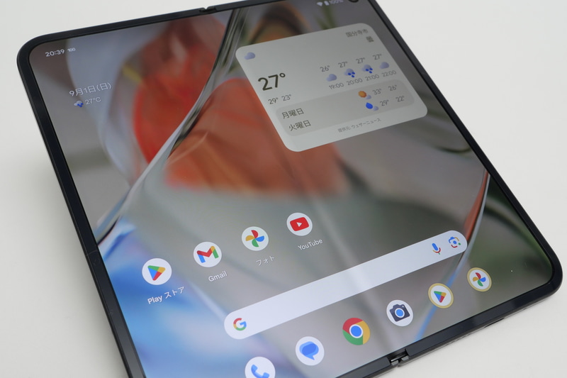 フラットには開くが、折り目部分は指で触ると凹みがはっきり感じられる。ただ操作性に支障は感じなかった