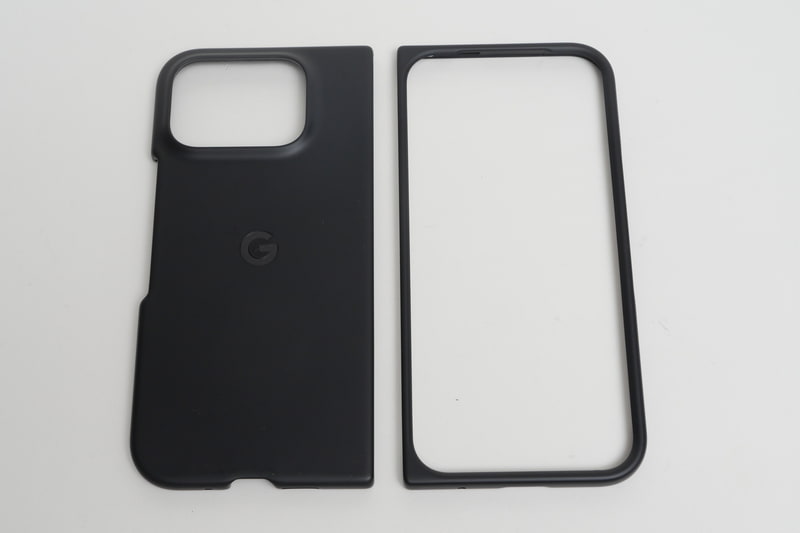 Pixel 9 Pro Foldは滑りやすいので、純正ケースなどケースの利用がおすすめ