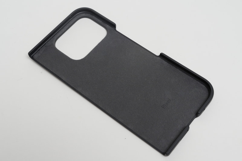 背面側ケースは、裏面にマイクロファイバーを装着しており、本体への傷がつきにくい