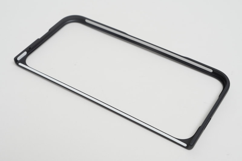 カバーディスプレイ側ケースは簡単に外れないよう中に粘着シートが貼られている