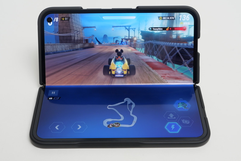 Gameloftの「ディズニー スピードストーム」はPixel 9 Pro Foldに最適化。ディスプレイを折った状態で90度回転すると、上にゲーム画面、下に操作パネルを分割表示しプレイしやすくなる<BR>© 2024 Disney.<BR>© 2024 Disney/Pixar.<BR>© 2024 Gameloft. All rights reserved. Gameloft & the Gameloft logo are trademarks of Gameloft in the U.S. and/or other countries.