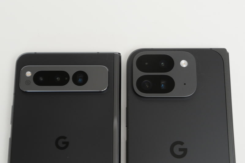 左がPixel Fold、右がPixel 9 Pro Foldの背面カメラ。カメラバーの形状が変わり、Pixel 9 Pro Foldでは上下2分割でレンズを搭載する形となった