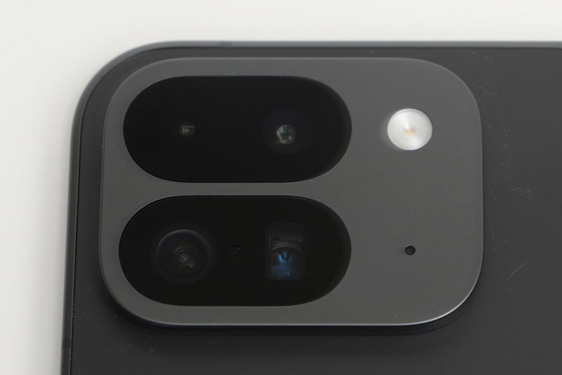 上段に広角カメラ、下段に超広角カメラと屈曲光学系5倍望遠カメラを搭載