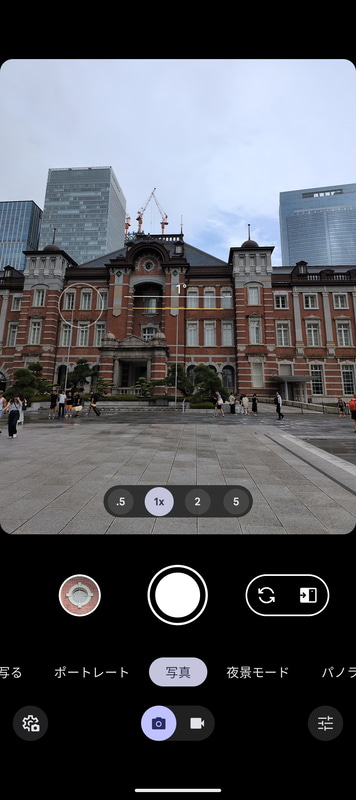 カメラアプリのUIは、Pixel 9シリーズ同等で、「一緒に写る」やUIを一新したパノラマ撮影も利用可能