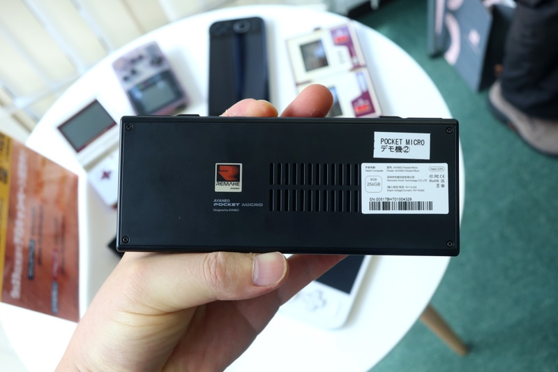 本体背面。REMAKEのロゴが貼付されている