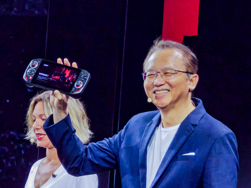 IFAの会見でNitro Blaze 7を手に持ち紹介するAcer CEO ジェーソン・チャン氏