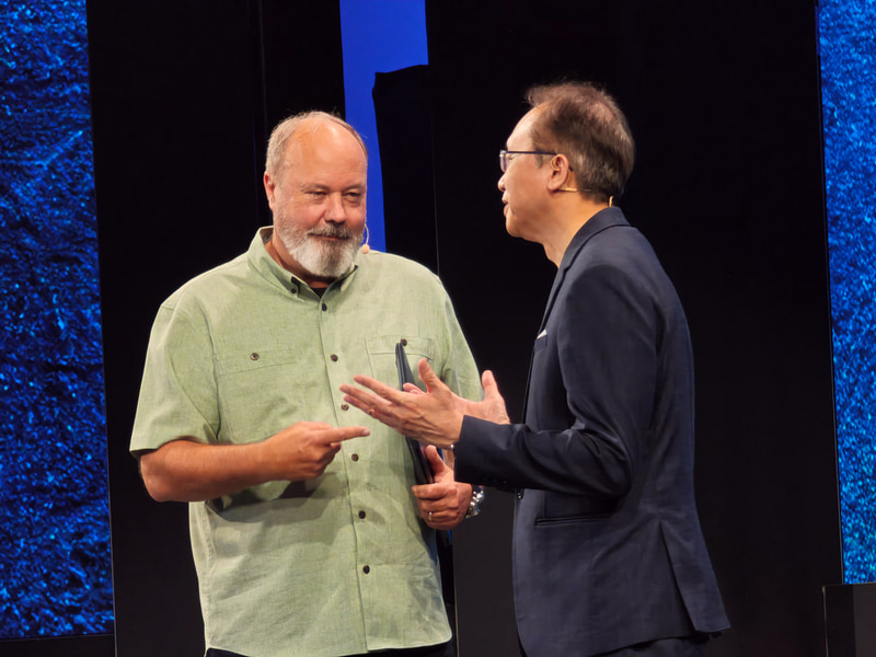 Intel 上級副社長 兼 クライアントビジネス事業本部 本部長 ジム・ジョンソン氏(左)とCore Ultra シリーズ2について話すAcer CEO ジェーソン・チャン氏
