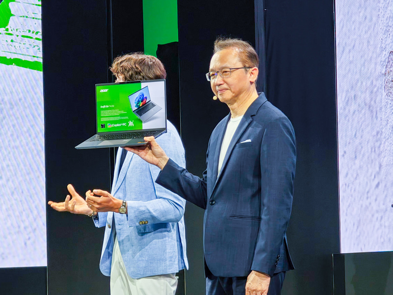 Acerの会見でSwift 14 AIを紹介するAcer CEO ジェーソン・チャン氏