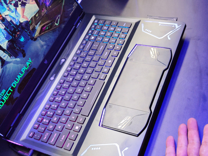 Project DualPlay。合体している時は普通のタッチパッドに見える