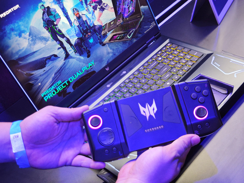 外したところ、中央に見えるボゴピンで本体と接続した時にパッドとして使えるようにしている